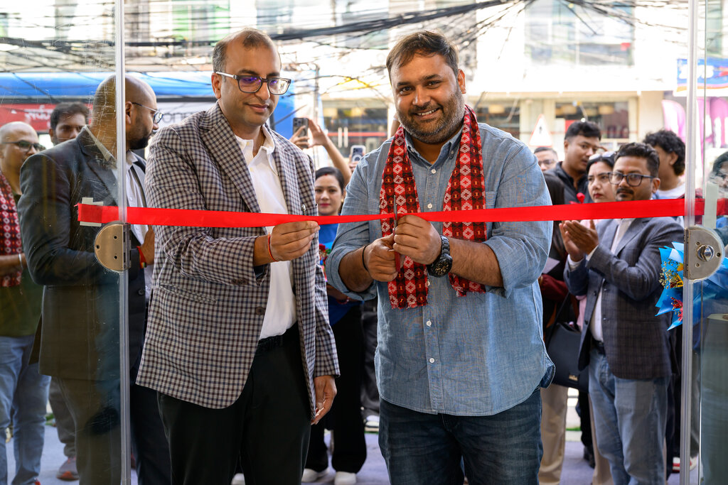 rsz_1nikunj_agrawal_director_vishal_group_and_k_v_dinesh_head_of_sales_river_mobility_inaugrates_the_store (1)